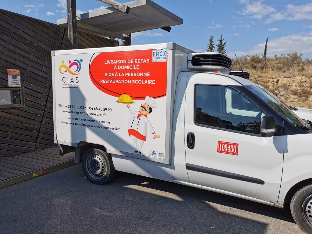 Photo de camionnettes servant aux repas à domicile