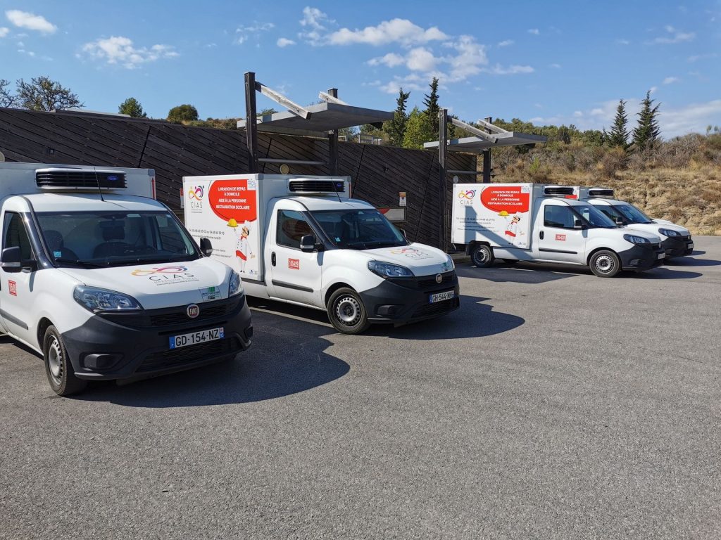 Photo de camionnettes servant à la restauration scolaire